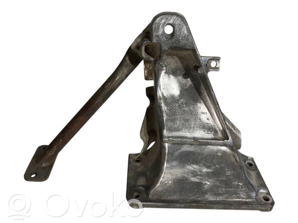 BMW 5 E39 Engine mounting bracket 