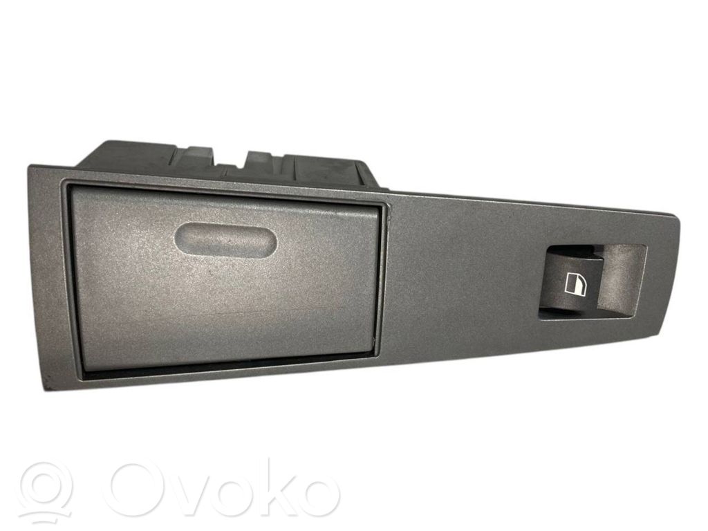 Electric window control switch   8379597,7024490