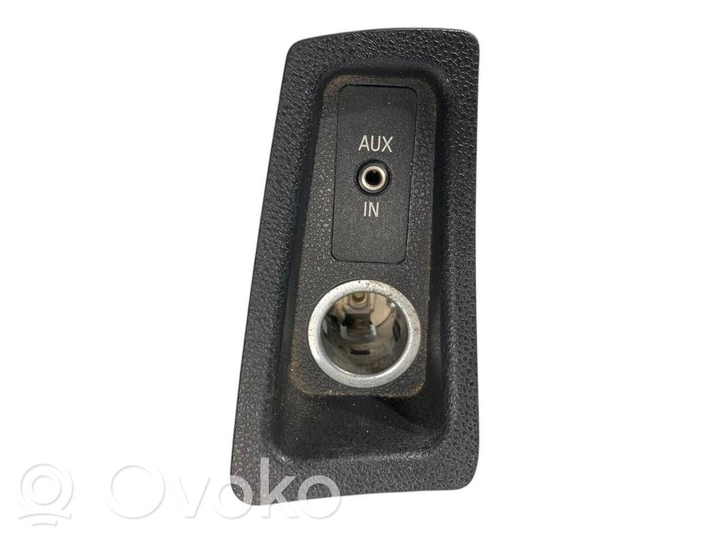 BMW 1 E81 E87 Enchufe conector entrada auxiliar 