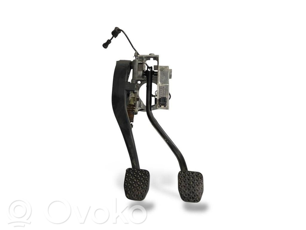Pedal assembly   6761310,35316761310,42322403,21526773570,35006779377,6773570,6779377