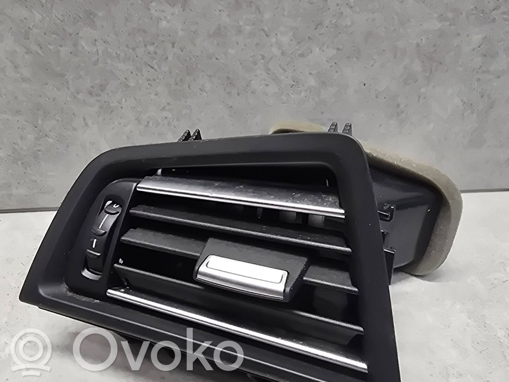 BMW 5 F10 F11 Boczna kratka nawiewu deski rozdzielczej 