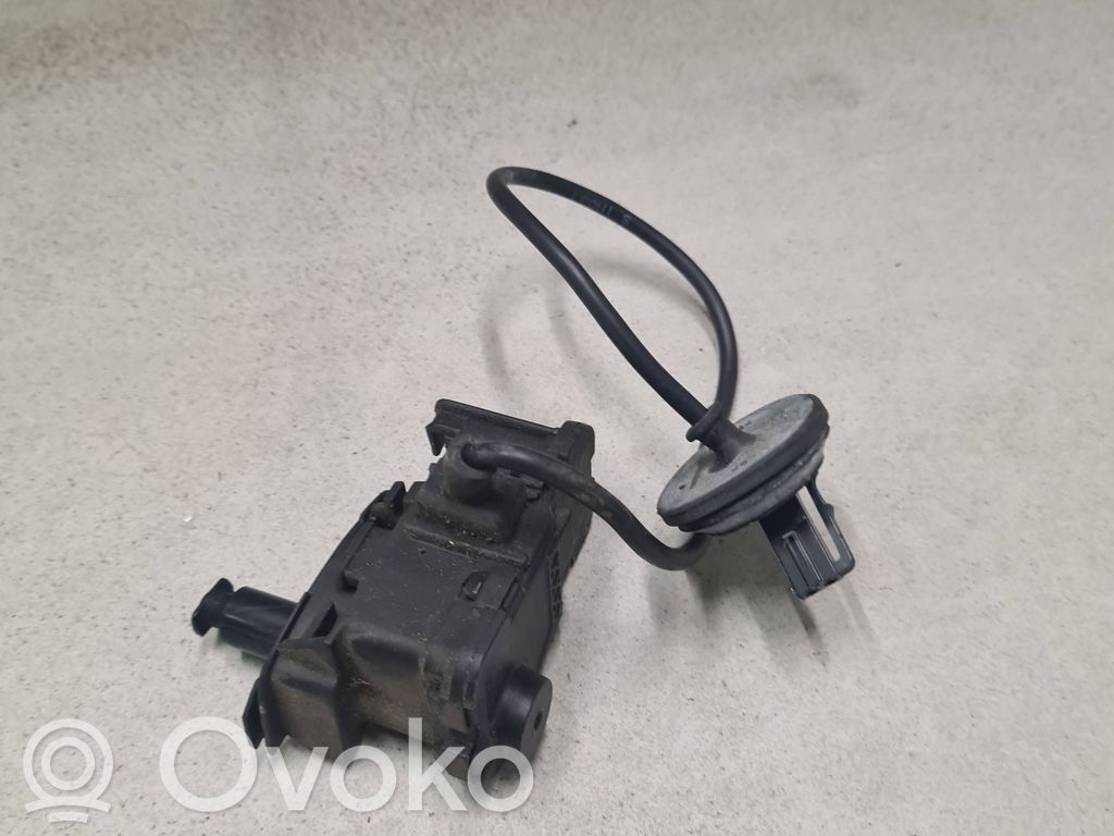 Volkswagen Polo V 6R Siłownik klapki wlewu paliwa 