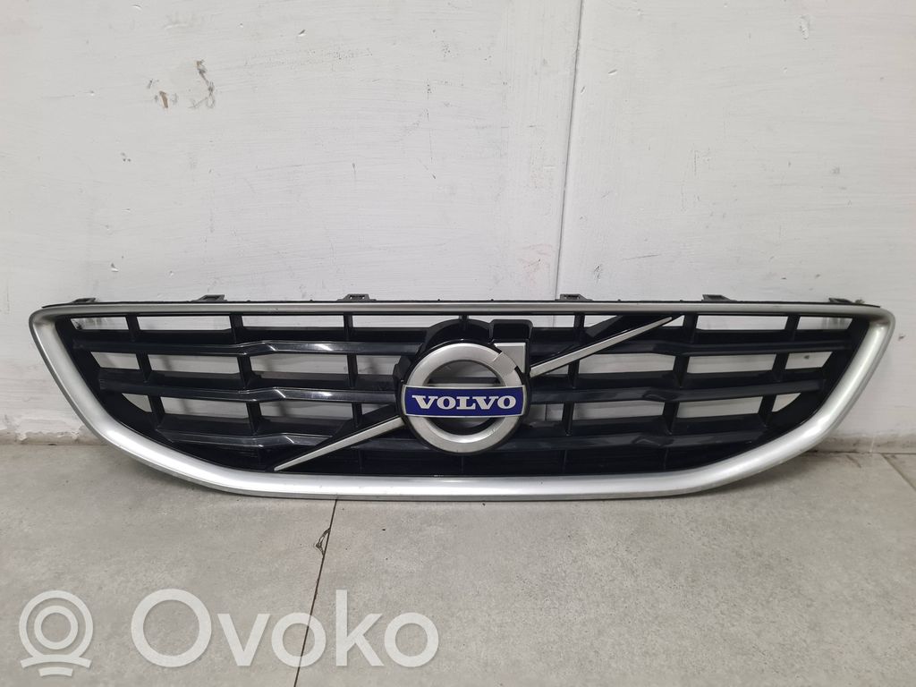 Volvo V40 Etupuskurin ylempi jäähdytinsäleikkö 