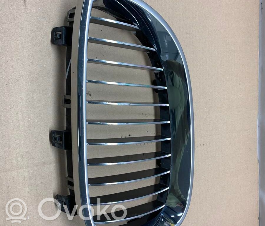 BMW 5 E60 E61 Apakšējais režģis (trīsdaļīgs) 