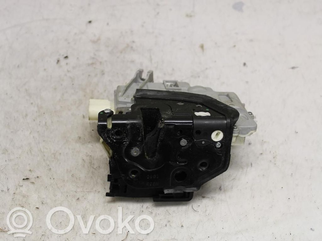 Volkswagen PASSAT B6 Zamek drzwi przednich 