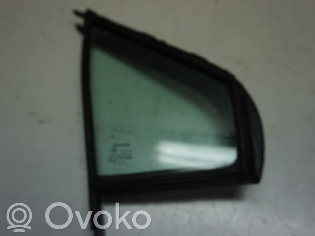 Toyota Yaris Ventanilla de ventilación de la puerta delantera cuatro puertas 