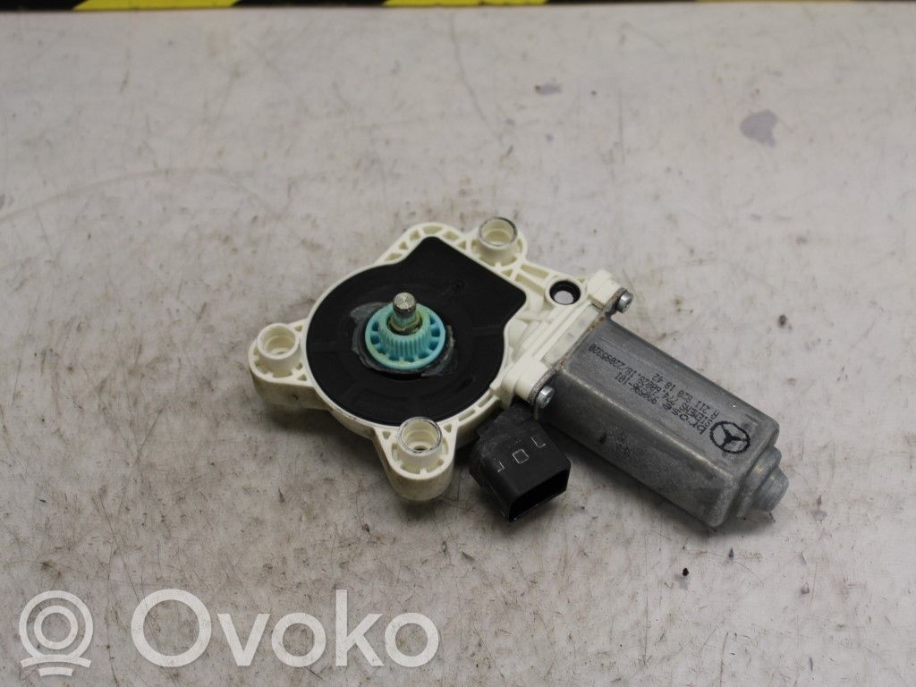 Mercedes-Benz C W203 Silnik regulatora szyby drzwi przednich 
