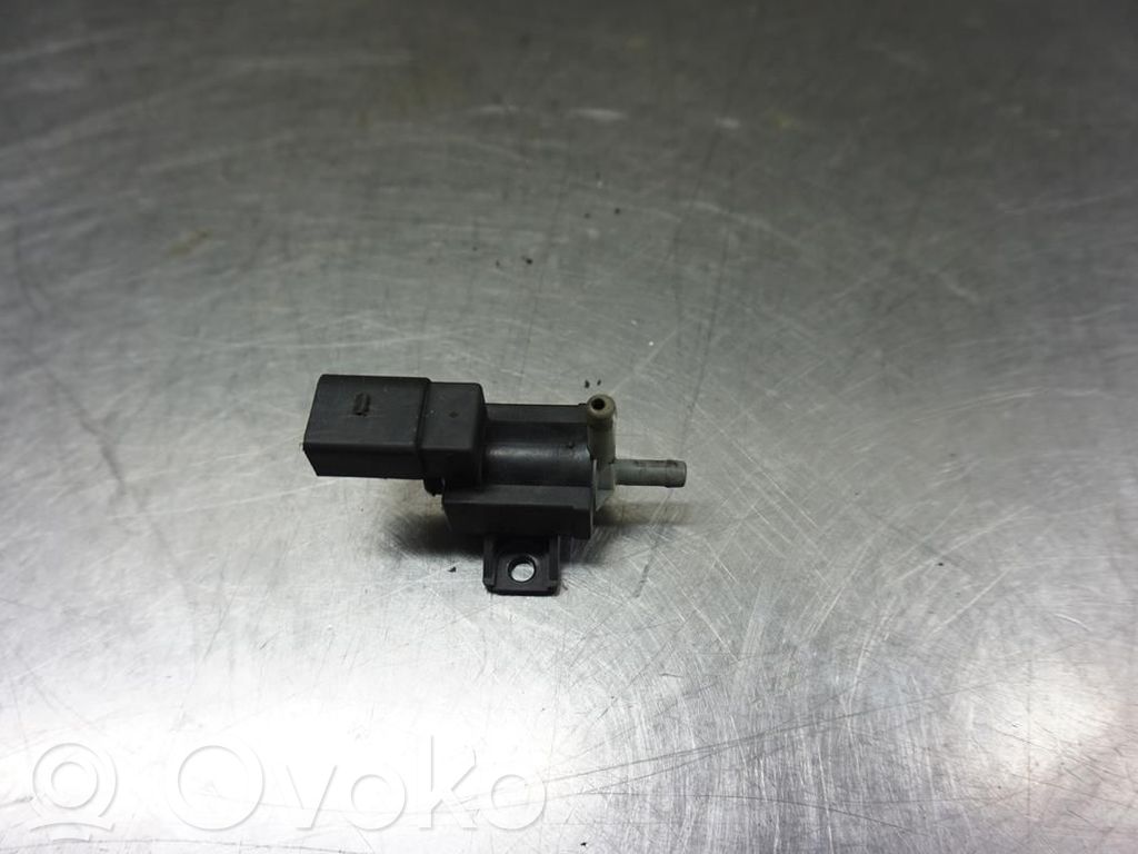 Volkswagen Golf V Vacuum valve 