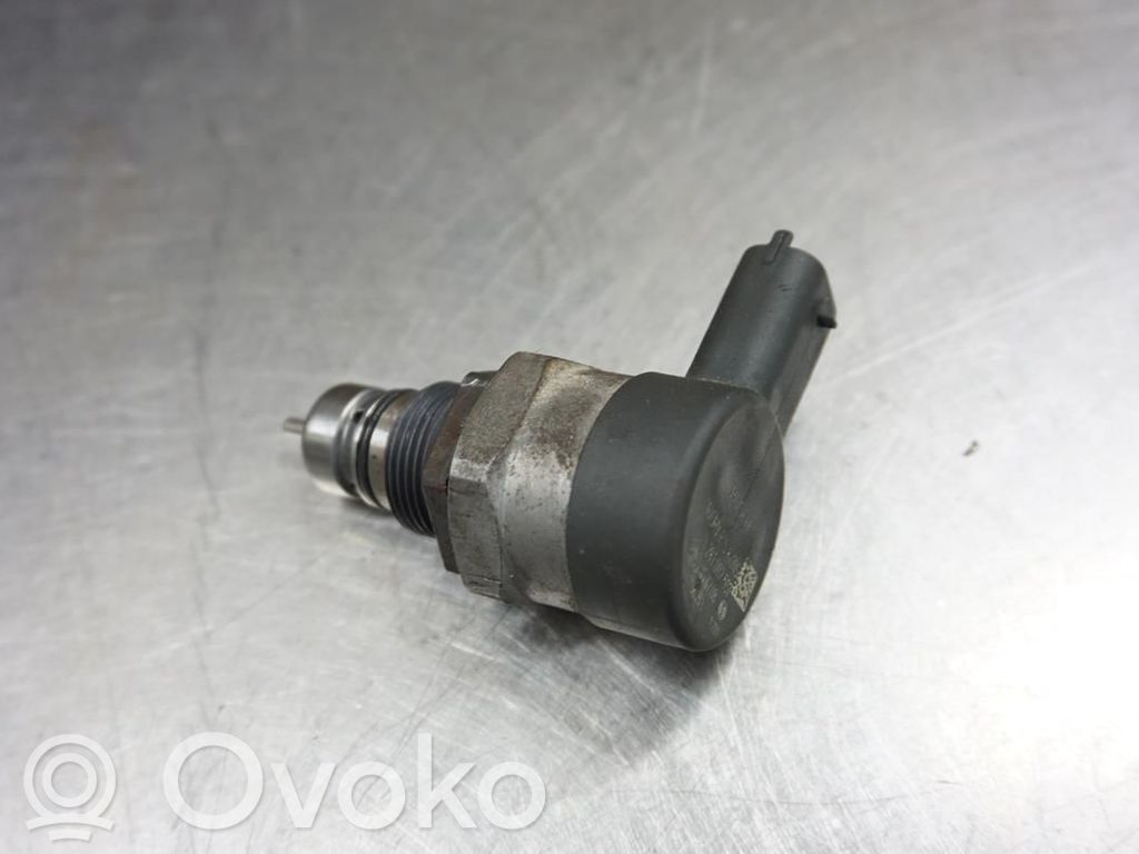 Régulateur de pression de carburant   93181654,N041988,0281002507