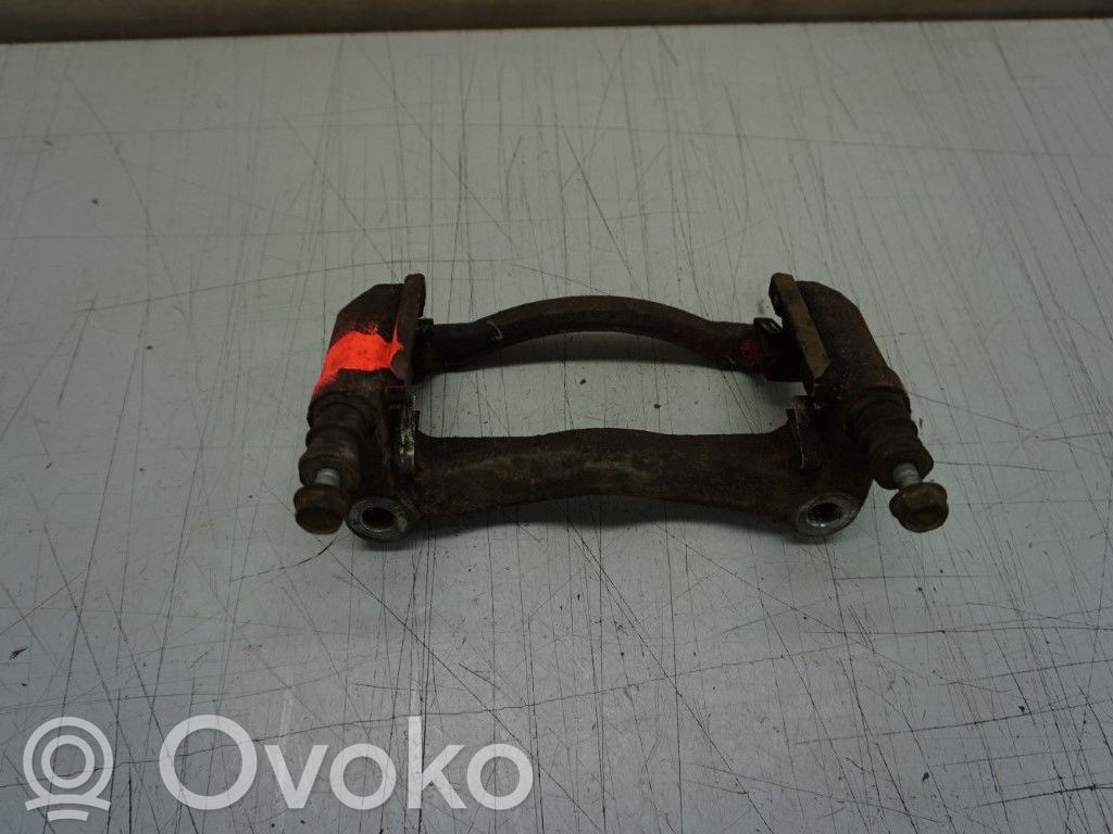 Nissan NP300 Mocowanie przedniego zacisku hamulca 
