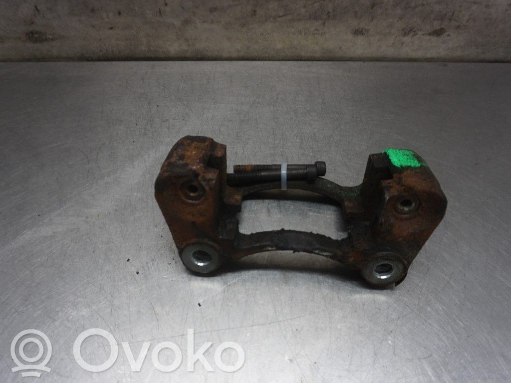 Iveco Daily 6th gen Jarrusatulan tyynyn pidike takana 
