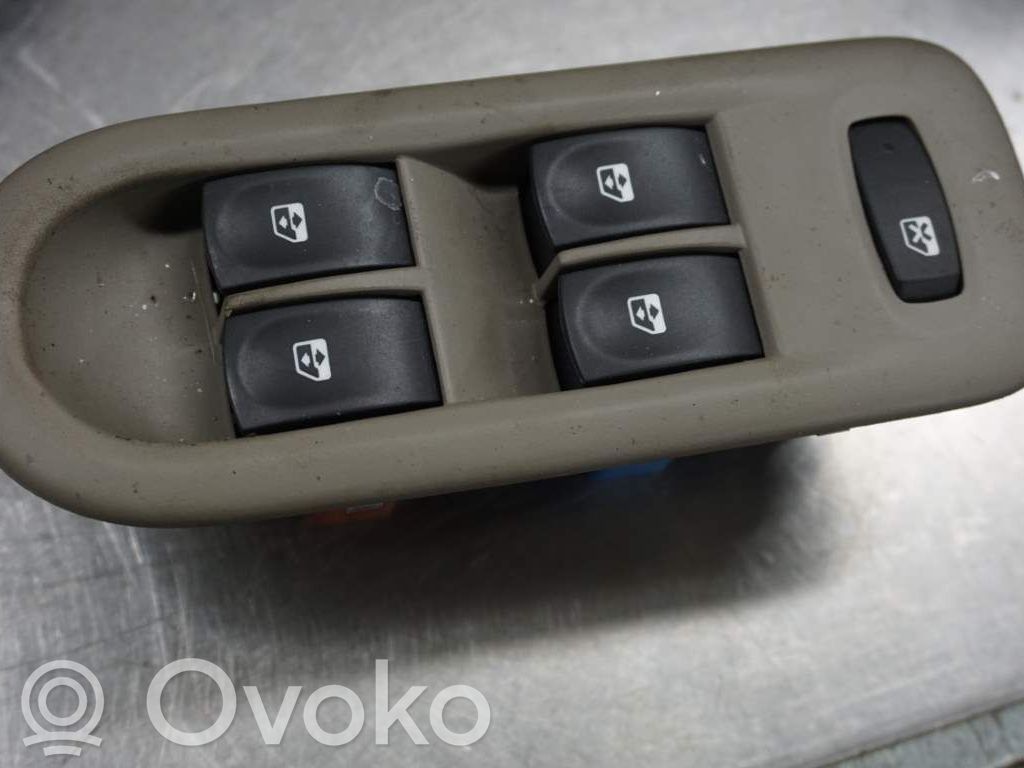 Renault Clio III Electric window control switch 