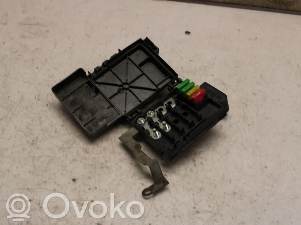 Volkswagen Polo III 6N 6N2 6NF Saugiklių blokas 