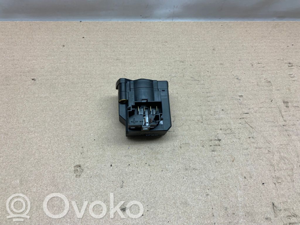 Ohjauspyörän lukitus   4943692,221998
