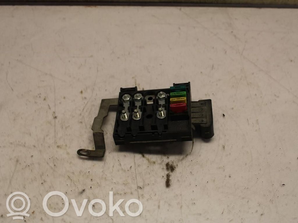 Volkswagen Polo III 6N 6N2 6NF Saugiklių blokas 