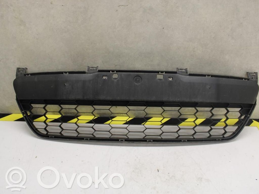 Mazda 2 Grotelės viršutinės 