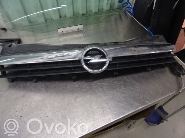 Opel Astra H Maskownica / Grill / Atrapa górna chłodnicy 