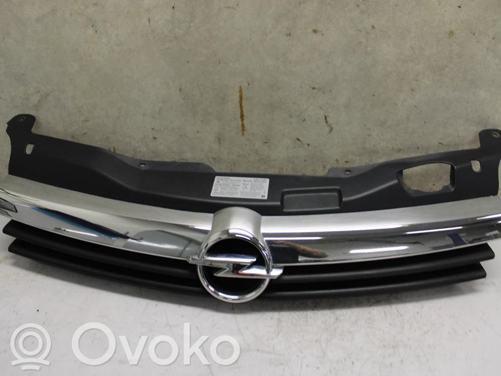 Opel Astra H Maskownica / Grill / Atrapa górna chłodnicy 