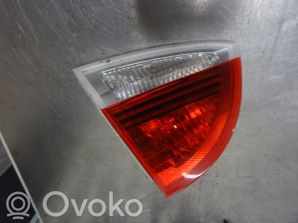 BMW 3 E90 E91 Aizmugurējais lukturis pārsegā 