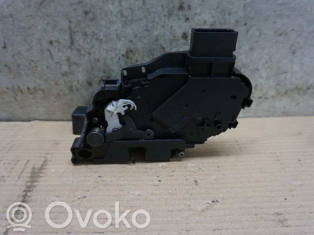 Volvo V70 Priekšpusē slēdzene 