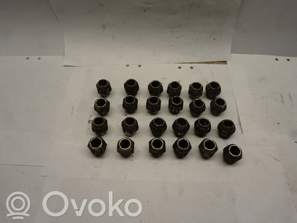 Nissan Navara D23 Tuercas/tornillos