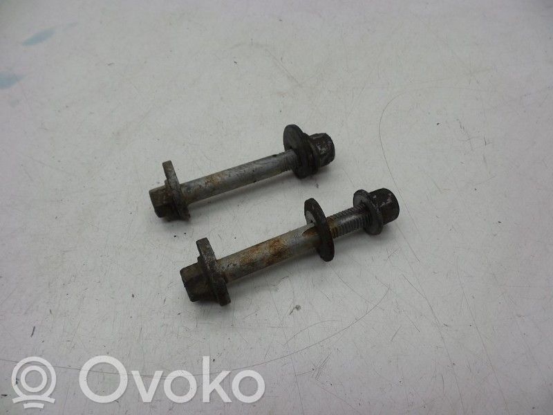 Volvo V40 Tuercas/tornillos 