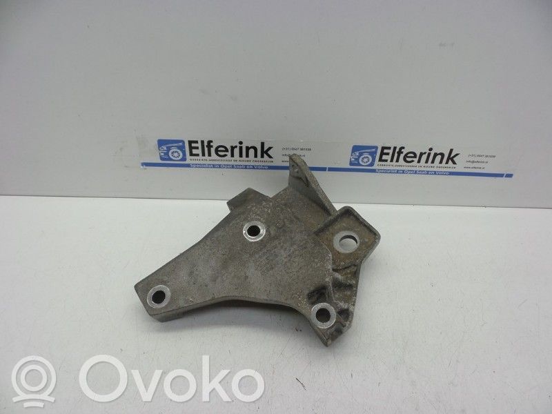 Volvo XC70 Engine mount bracket 