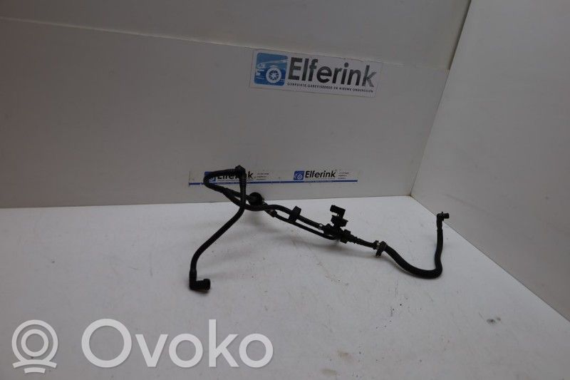 Volvo V70 Kita variklio skyriaus detalė 