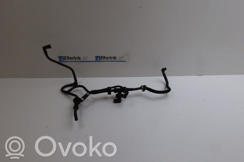 Volvo V70 Kita variklio skyriaus detalė 