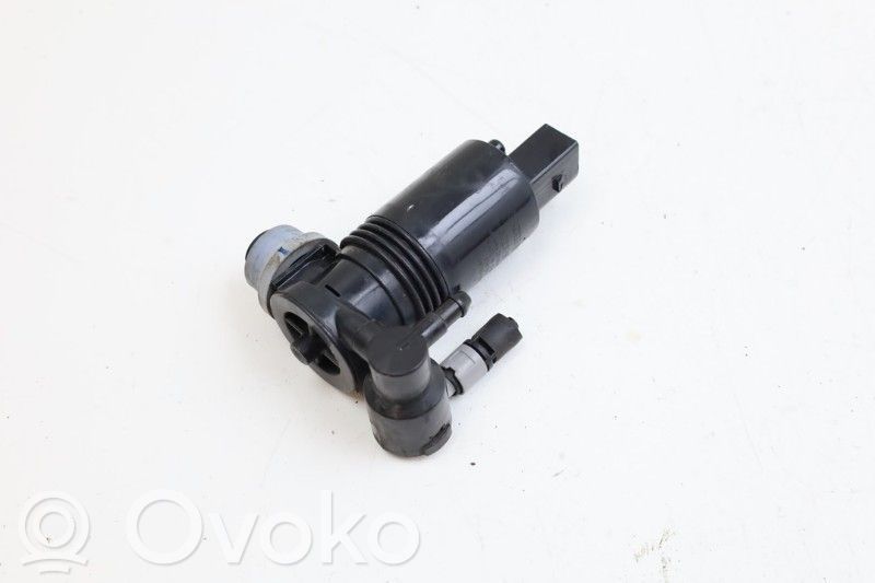 Volvo XC40 Windscreen/windshield washer pump 