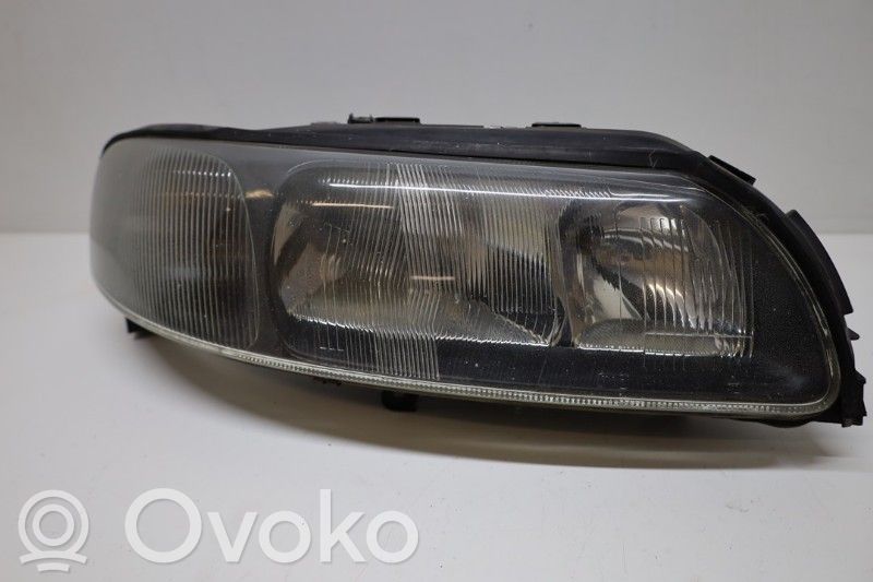 Volvo V70 Lampa przednia 