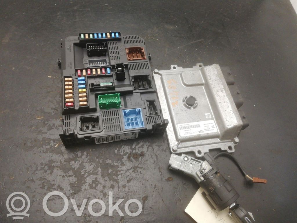Peugeot 208 I Kit cu ECU motor și set închidere uși 