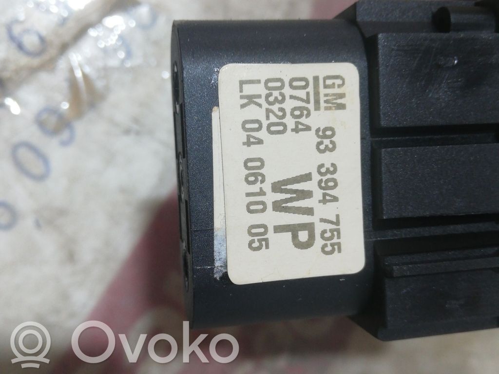Light switch   13178318
