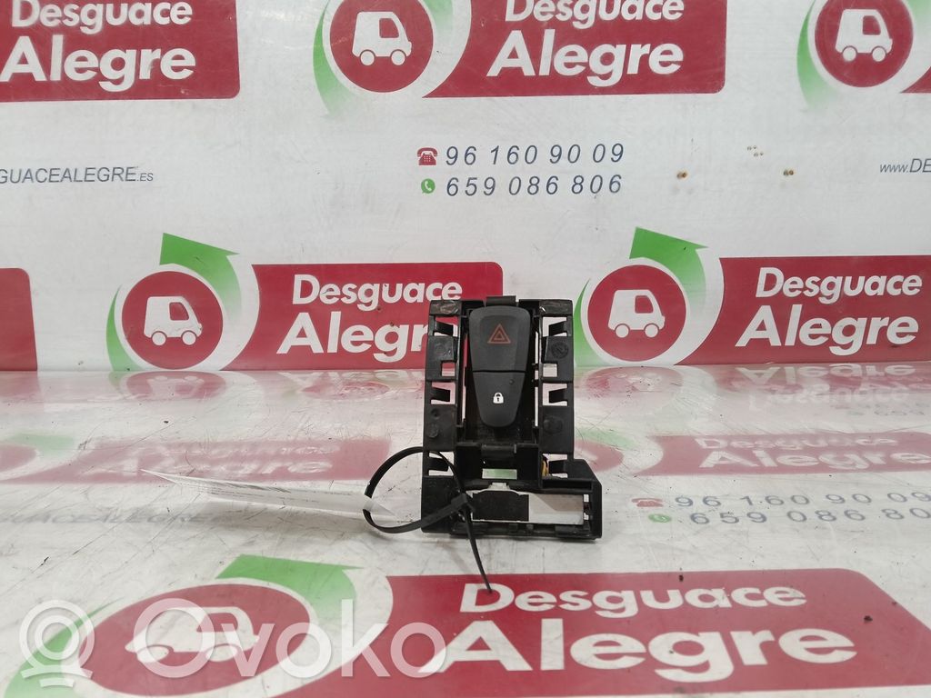 Dacia Dokker Interrupteur feux de détresse 