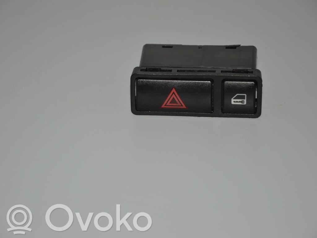 Hazard light switch   8368920