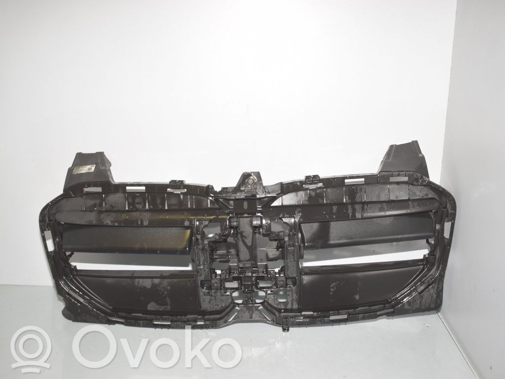 BMW 2 Active Tourer U06 Augšējais režģis 