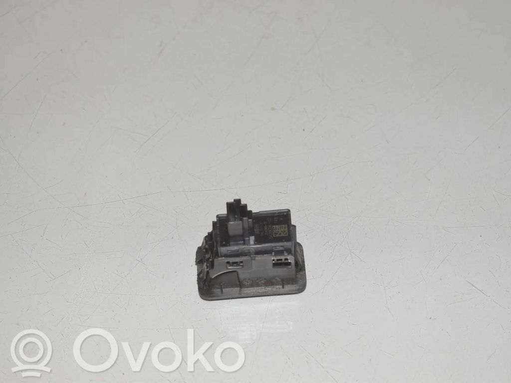 BMW 2 Active Tourer U06 Tailgate/boot open switch button 