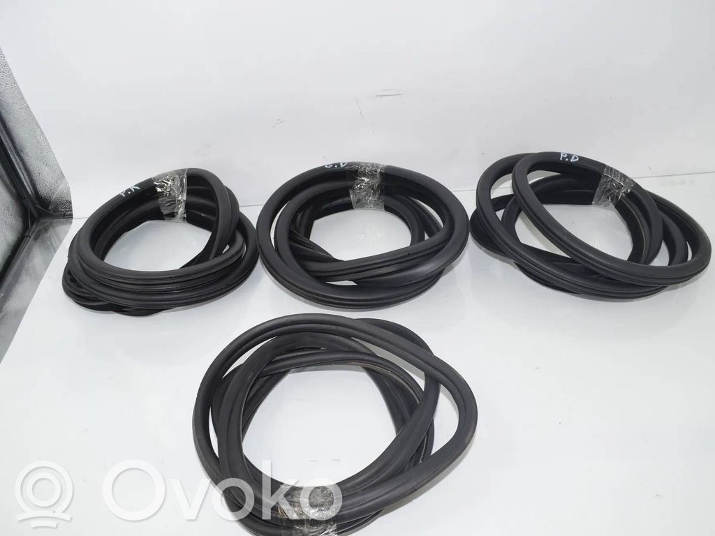 BMW 5 F10 F11 Gumowa uszczelka drzwi przednich 