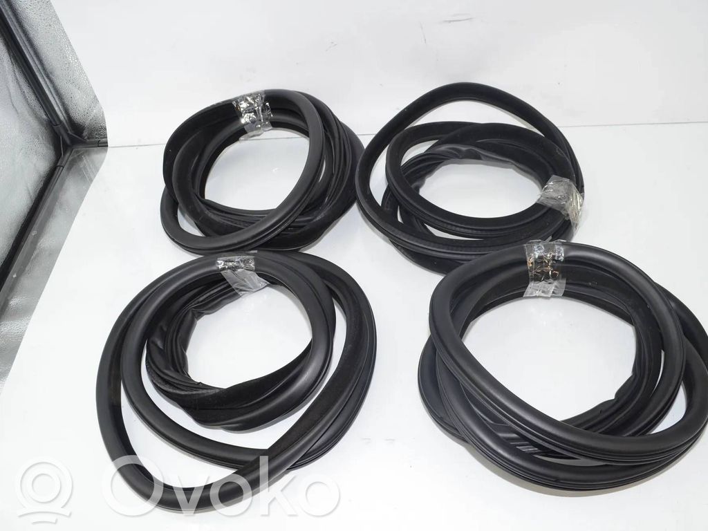 BMW 5 F10 F11 Gumowa uszczelka drzwi przednich 