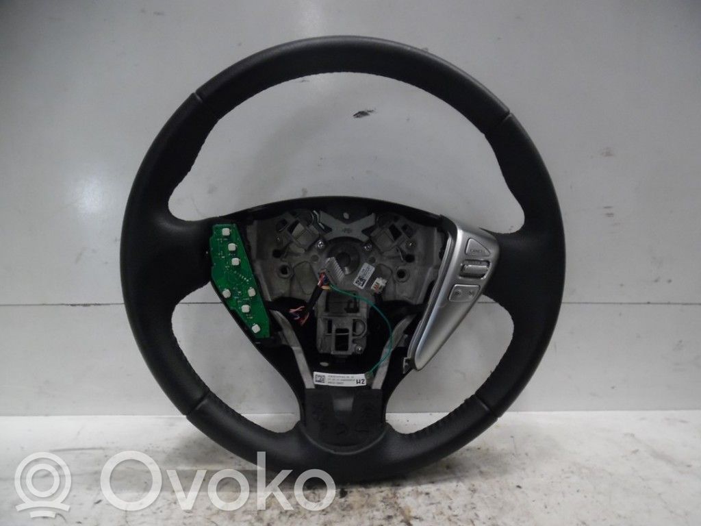 Nissan Note (E12) Steering wheel 