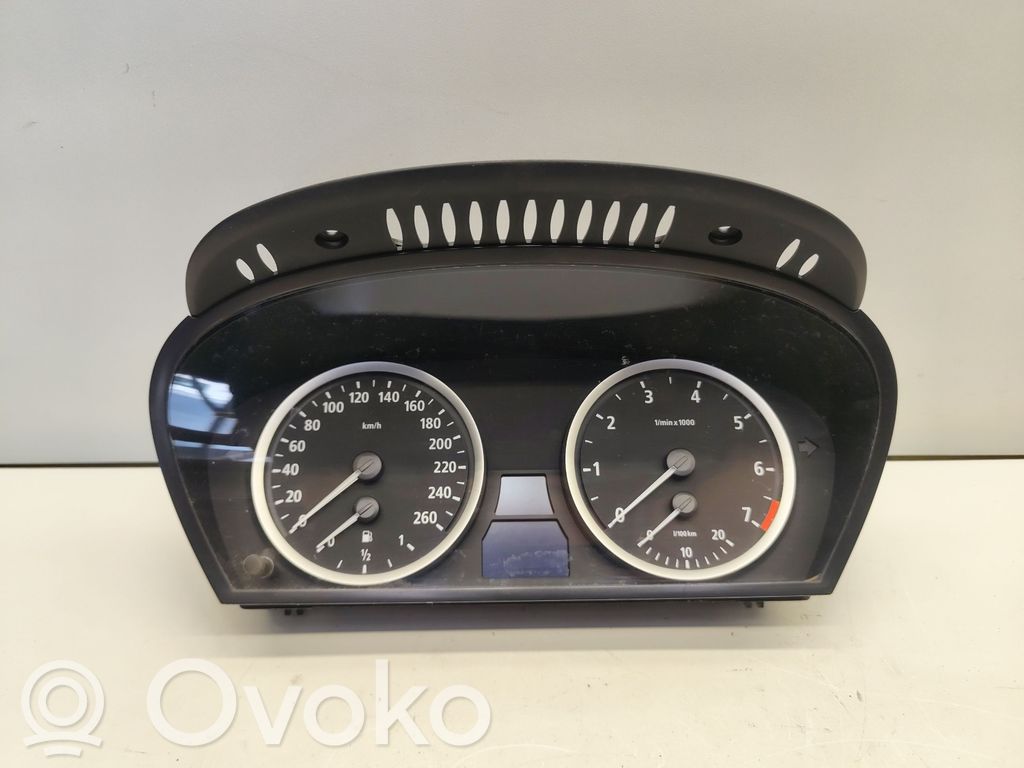 Geschwindigkeitsmesser Cockpit   110080213,62119135245
