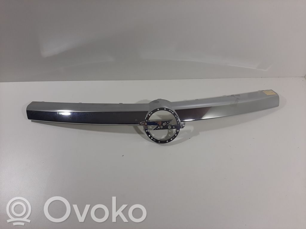 Opel Astra H Etupuskurin ylempi jäähdytinsäleikkö 