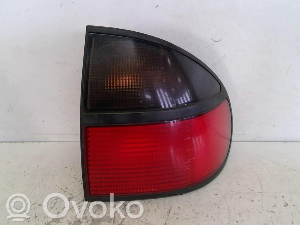 Renault Laguna I Aizmugurējais lukturis virsbūvē 