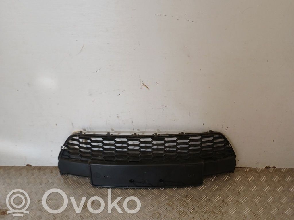 Mazda 2 Grotelės apatinės (trijų dalių) 