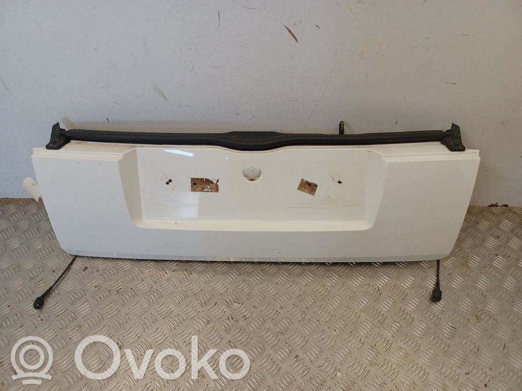 Tailgate trim   00008701W2