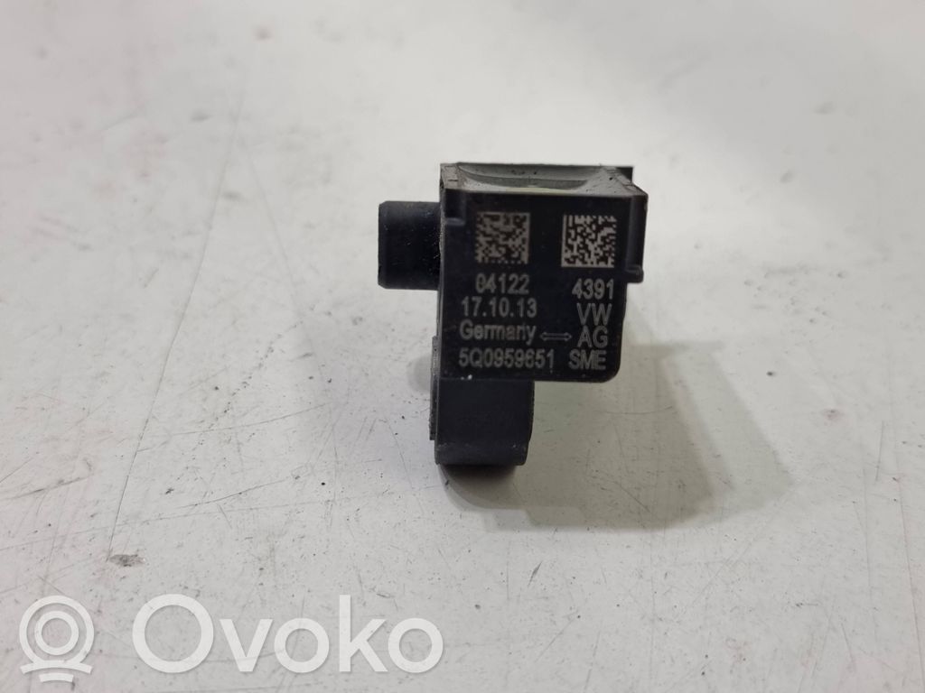 Volkswagen Golf VII Airbag deployment crash/impact sensor 