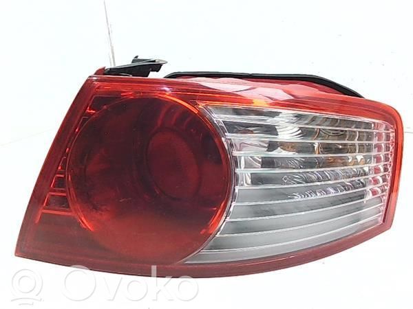 KIA Opirus Aizmugurējais lukturis virsbūvē 