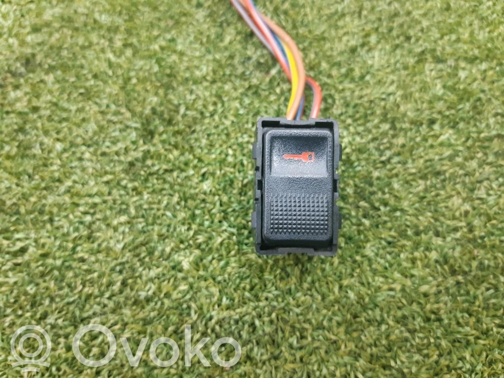 Botón interruptor de bloqueo de puertas   8L0962107A