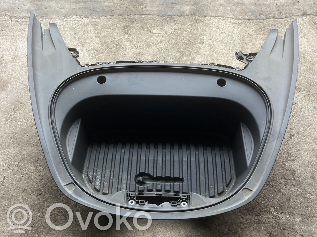 Tesla Model 3 Daiktadėžė automobilio priekyje 