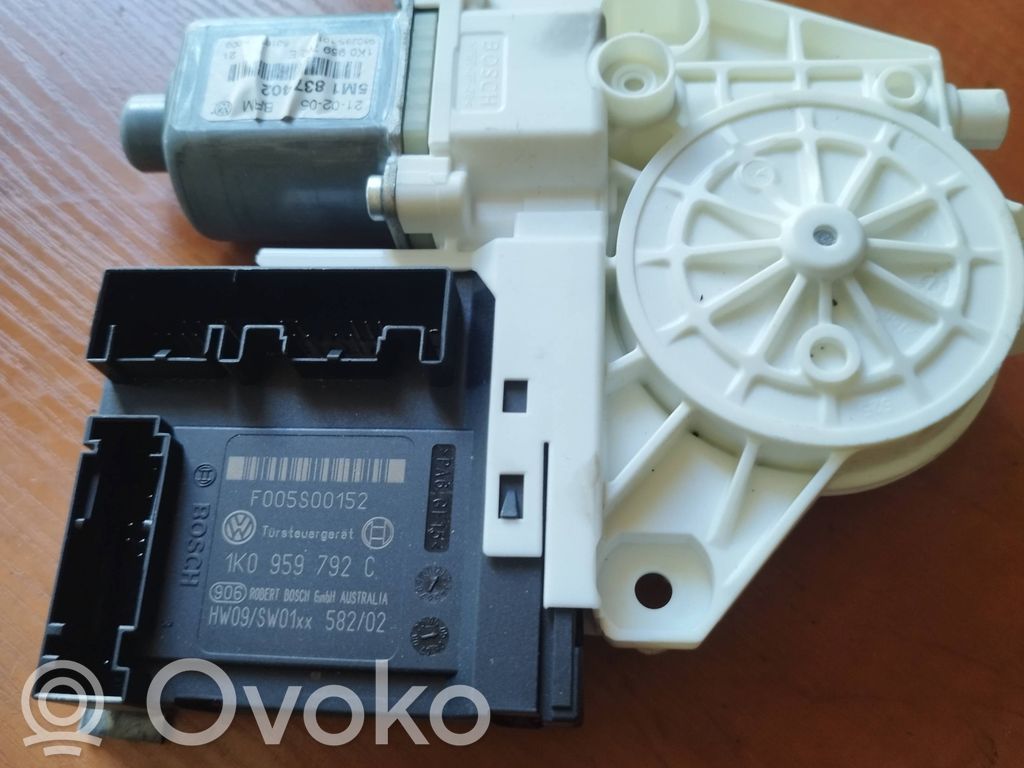 Volkswagen PASSAT B7 Silnik regulatora szyby drzwi przednich 
